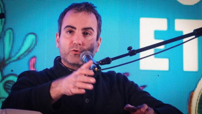 Steven Goldfeder, CEO of Offchain Labs, speaking at ETHDenver 2024, representing Arbitrum's leadership in blockchain innovation.