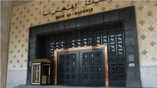Vue d'ensemble dynamique des infrastructures financières et des moyens de paiement au Maroc, avec des éléments visuels symbolisant la sécurité, l'innovation (paiement mobile, carte) et la connectivité régionale, sous l'égide de Bank Al-Maghrib.