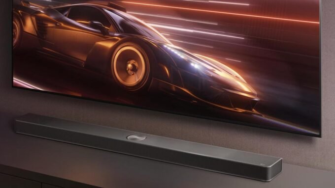 Une barre de son LG S90TR avec son caisson de basses et ses enceintes arrière, offrant une expérience audio immersive 7.1.3 compatible Dolby Atmos/DTS:X.