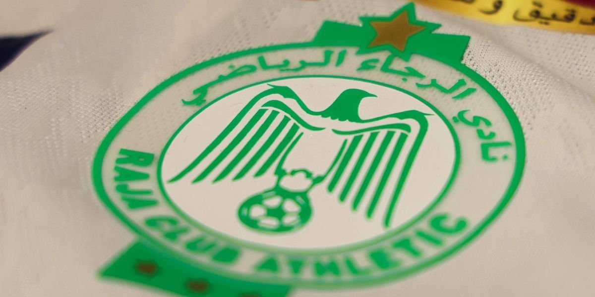 Joueurs du Raja Casablanca célébrant un but lors d'un match de Botola Pro D1.
