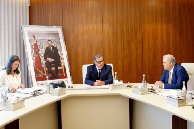 Le Chef du gouvernement Aziz Akhannouch présidant une réunion de la Commission ministérielle sur l'économie nationale.