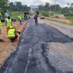 Travaux d’urgence pour combler les nids-de-poule sur la route entre Yaoundé et Douala.