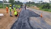 Travaux d’urgence pour combler les nids-de-poule sur la route entre Yaoundé et Douala.