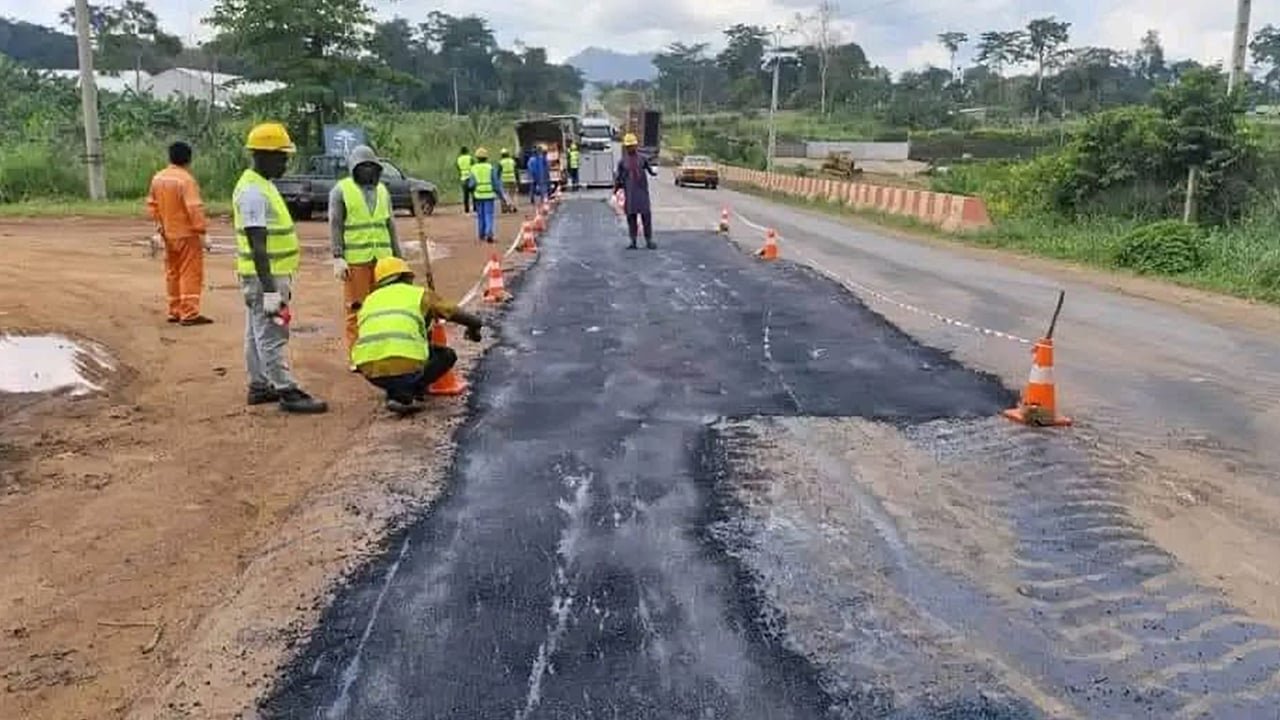 Cameroun : L'Odyssée Douala-Yaoundé, un calvaire de 7 heures pour 230 km 3 Travaux d’urgence pour combler les nids-de-poule sur la route entre Yaoundé et Douala.