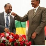 Le président érythréen Issayas Afeworki reçoit une clé du Premier ministre éthiopien Abiy Ahmed lors de la réouverture de l'ambassade d'Érythrée à Addis-Abeba en 2018, symbolisant une paix aujourd'hui menacée.