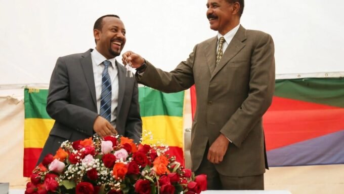Le président érythréen Issayas Afeworki reçoit une clé du Premier ministre éthiopien Abiy Ahmed lors de la réouverture de l'ambassade d'Érythrée à Addis-Abeba en 2018, symbolisant une paix aujourd'hui menacée.