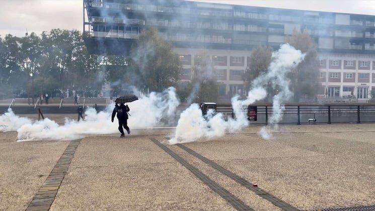 نظرة على أبرز المستجدات الإقليمية والدولية: سياسة، اقتصاد ورياضة 3 صورة تجمع لقطات متنوعة تعكس أبرز الأحداث السياسية والاقتصادية والرياضية العالمية المذكورة في المقال.
