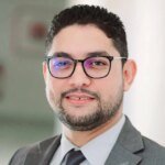 صورة للوزيرة فاطمة السعدي مع خلفية تعكس العدالة أو الإعلام، ترمز لأخلاقيات تداول المعلومات.