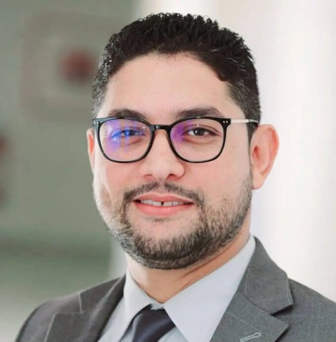 صورة للوزيرة فاطمة السعدي مع خلفية تعكس العدالة أو الإعلام، ترمز لأخلاقيات تداول المعلومات.