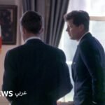 صورة أرشيفية للرئيس الأمريكي جون إف كينيدي وشقيقه روبرت كينيدي خلال أزمة الصواريخ الكوبية.