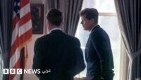 صورة أرشيفية للرئيس الأمريكي جون إف كينيدي وشقيقه روبرت كينيدي خلال أزمة الصواريخ الكوبية.