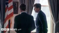 صورة أرشيفية للرئيس الأمريكي جون إف كينيدي وشقيقه روبرت كينيدي خلال أزمة الصواريخ الكوبية.