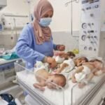 طبيبة تفحص سيدة حامل في عيادة بقطاع غزة، في ظل الأزمة الصحية المتفاقمة.