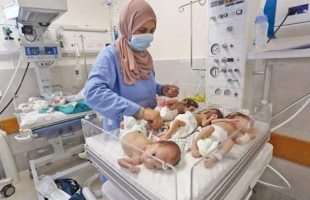طبيبة تفحص سيدة حامل في عيادة بقطاع غزة، في ظل الأزمة الصحية المتفاقمة.