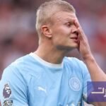 صورة لإيرلينغ هالاند لاعب مانشستر سيتي وهو يتحدث في مقابلة صحفية.