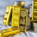 صورة لسبائك ذهبية متلألئة مع رسوم بيانية اقتصادية في الخلفية، ترمز لارتفاع أسعار الذهب وتأثرها بالسياسات النقدية.