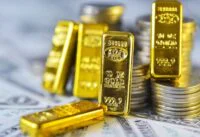 صورة لسبائك ذهبية متلألئة مع رسوم بيانية اقتصادية في الخلفية، ترمز لارتفاع أسعار الذهب وتأثرها بالسياسات النقدية.