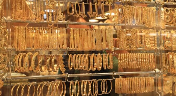 صورة لسبائك ذهبية أو مجوهرات ذهبية تعكس ارتفاع الأسعار في السوق الأردني.