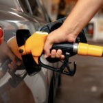 مضخات وقود في محطة خدمة بالمغرب تعرض أسعار الغازوال والبنزين، مع التركيز على شاشة عرض سعر الغازوال.