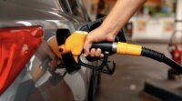 مضخات وقود في محطة خدمة بالمغرب تعرض أسعار الغازوال والبنزين، مع التركيز على شاشة عرض سعر الغازوال.
