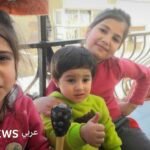 صورة للشقيقتين ليان وليلى غبيس وابن عمهما محمد غبيس مع والدتهم أمامة في الولايات المتحدة، بعد سنوات من الفراق.
