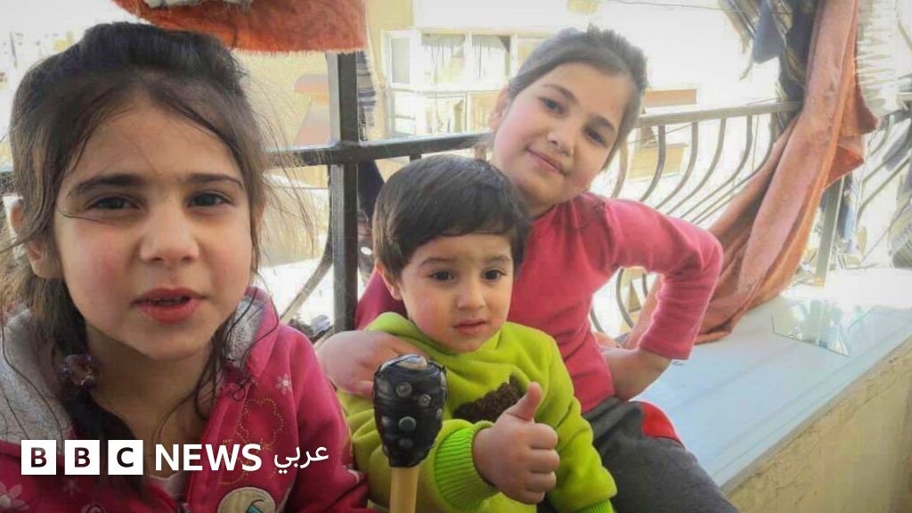 منظمة قرى الأطفال الدولية: تقرير محجوب وتعويضات معلقة في قضية أطفال سوريا "المخفيين" 3 صورة للشقيقتين ليان وليلى غبيس وابن عمهما محمد غبيس مع والدتهم أمامة في الولايات المتحدة، بعد سنوات من الفراق.