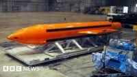 صورة لقنبلة GBU-43/B، المعروفة باسم 'أم القنابل'، في قاعدة إيغلين الجوية بولاية فلوريدا.