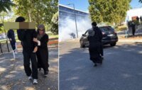 صورة لأم تسحب ابنها المراهق من أمام ثانوية فرنسية تشهد احتجاجات طلابية، مع دخان يتصاعد في الخلفية.
