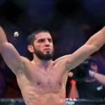 صورة لإسلام ماخاشيف يحتفل بعد فوزه في نزال بطولة UFC للوزن المتوسط