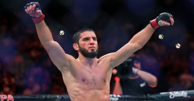 صورة لإسلام ماخاشيف يحتفل بعد فوزه في نزال بطولة UFC للوزن المتوسط
