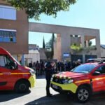 فرق الطوارئ أمام مدرسة جوزيف لاكانال الإعدادية في أوباني، فرنسا، بعد حادث إطلاق نار.