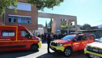 فرق الطوارئ أمام مدرسة جوزيف لاكانال الإعدادية في أوباني، فرنسا، بعد حادث إطلاق نار.