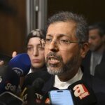 نائب وزير الخارجية الإيراني سعيد خطيب زاده يتحدث في مؤتمر صحفي.