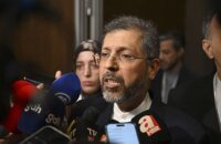 نائب وزير الخارجية الإيراني سعيد خطيب زاده يتحدث في مؤتمر صحفي.