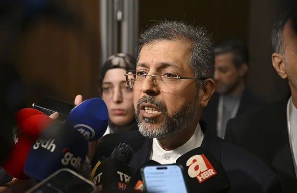 نائب وزير الخارجية الإيراني سعيد خطيب زاده يتحدث في مؤتمر صحفي.