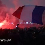 عناصر من شرطة مكافحة الشغب الفرنسية يواجهون متظاهرين خلال اشتباكات في فرنسا.