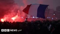 عناصر من شرطة مكافحة الشغب الفرنسية يواجهون متظاهرين خلال اشتباكات في فرنسا.