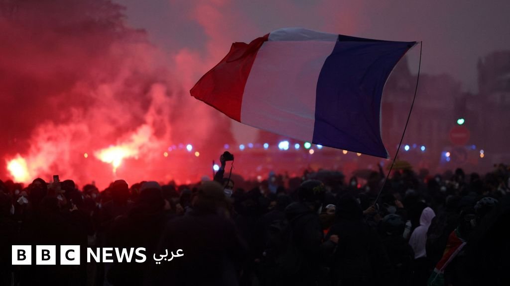 عناصر من شرطة مكافحة الشغب الفرنسية يواجهون متظاهرين خلال اشتباكات في فرنسا.