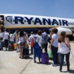 ريانير تحذر من ارتفاع قياسي في أسعار تذاكر الطيران نحو المغرب وأوروبا 6 صورة لطائرة ريانير في مطار، مع خلفية تظهر وجهة سفر، تعكس ارتفاع أسعار تذاكر الطيران.