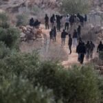 تصعيد التوترات في رام الله: إصابات بين مزارعين وصحفية أجنبية جراء اعتداء للمستوطنين 6 مزارعون فلسطينيون يتعرضون لاعتداء من المستوطنين في حقول الزيتون شرق رام الله.