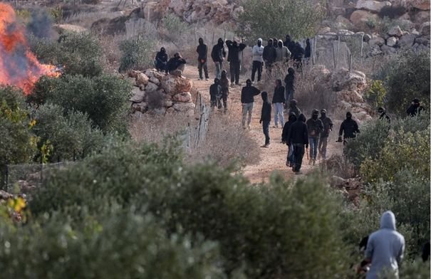 مزارعون فلسطينيون يتعرضون لاعتداء من المستوطنين في حقول الزيتون شرق رام الله.
