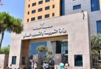 صورة لأساتذة متعاقدين يتظاهرون للمطالبة بحقوقهم في لبنان