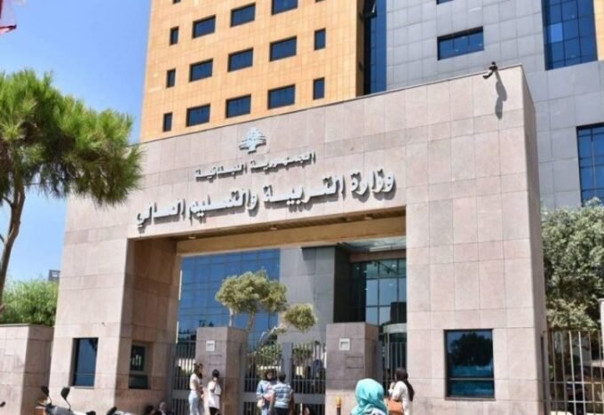 صورة لأساتذة متعاقدين يتظاهرون للمطالبة بحقوقهم في لبنان