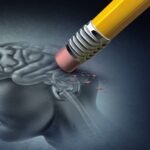صورة توضيحية لحبوب الأسبرين مع خلفية تمثل الدماغ البشري، ترمز إلى البحث عن علاجات للخرف.