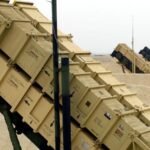 صورة تظهر منظومة دفاع جوي سعودية تعترض صاروخاً أو طائرة مسيرة.