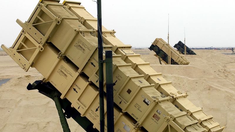 صورة تظهر منظومة دفاع جوي سعودية تعترض صاروخاً أو طائرة مسيرة.