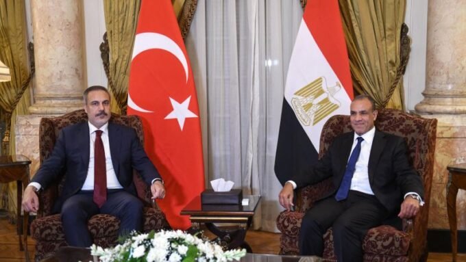 وزيرا خارجية مصر وتركيا خلال لقائهما في إسطنبول لمناقشة الأوضاع في ليبيا