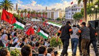متظاهرون يرفعون الأعلام الفلسطينية في احتجاج سلمي بطنجة يواجهون بالقوة