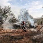 صورة تظهر مزارعين فلسطينيين يقطفون الزيتون في الضفة الغربية تحت تهديد المستوطنين