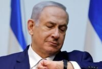 صورة توضيحية لنتائج استطلاع انتخابي إسرائيلي يظهر تعادلاً بين الكتل السياسية